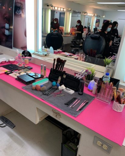 Alessandra’s extravagant makeup setup