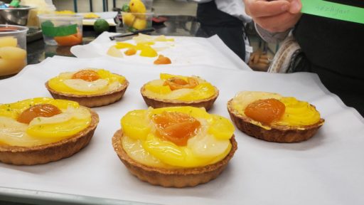 Tartlets filled with mango pastry cream